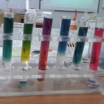 Klasa VI a przeprowadza doświadczenia chemiczne