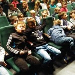 Pierwszoklasiści na przedstawieniu teatralnym w Szczecinie – SP3