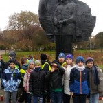 Uczniowie klasy IIa przy pomniku marszałka Józefa Piłsudskiego – SP3